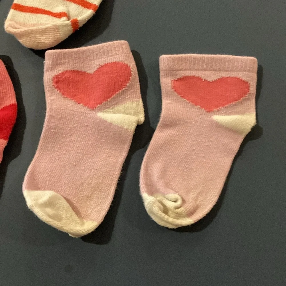 Toddler girl socks clean and washed. 7 pairs or 17 socks. 3 extra socks